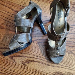 👠NWOT‼️Dana Buchanan Gray heels